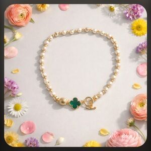So beautiful pearl necklace whit clover flower in coffee been is malaquite